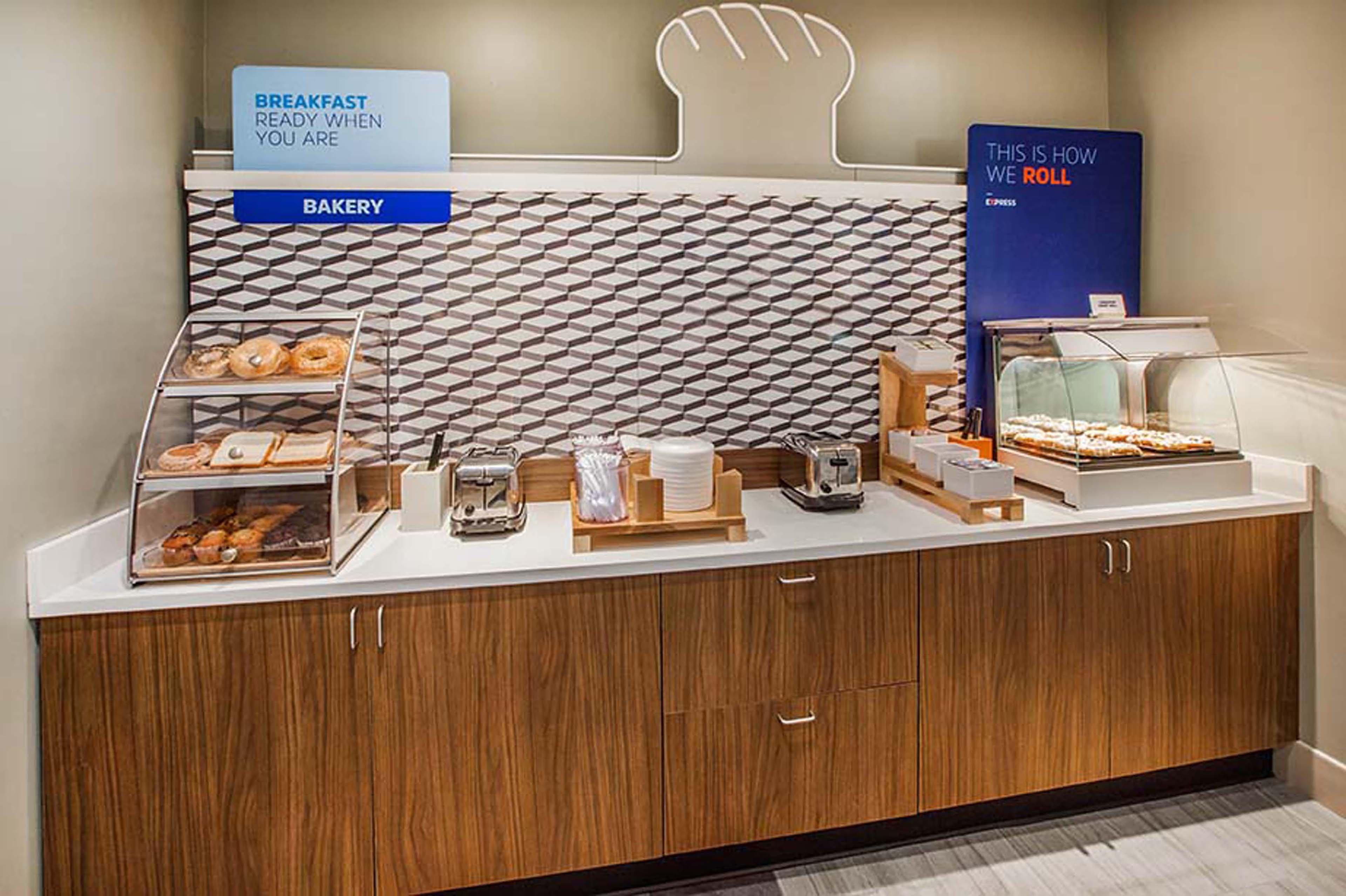 Holiday Inn Express Breezewood By Ihg Exteriör bild