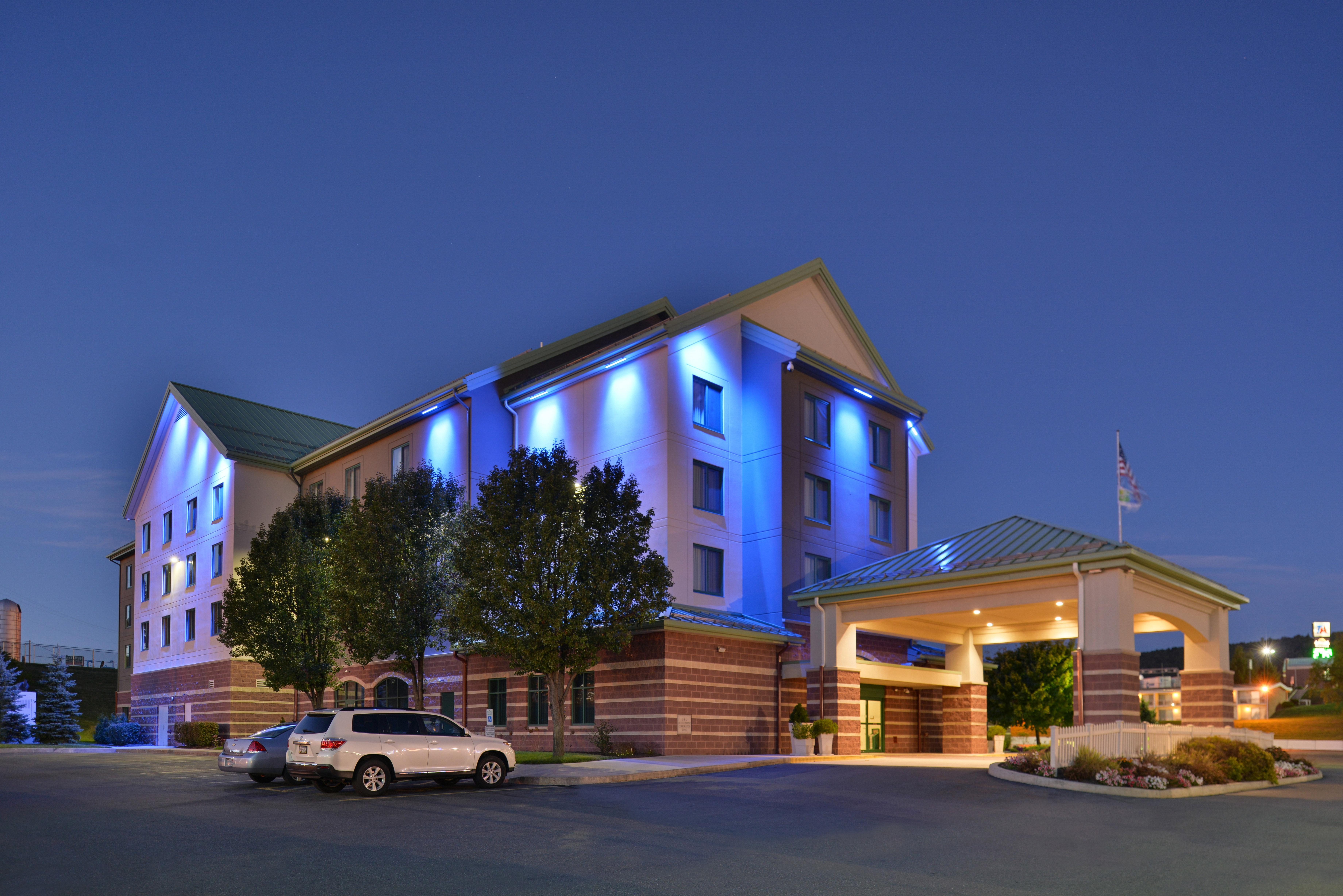 Holiday Inn Express Breezewood By Ihg Exteriör bild